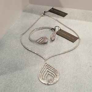 Vince Camuto necklace and bracelet set
